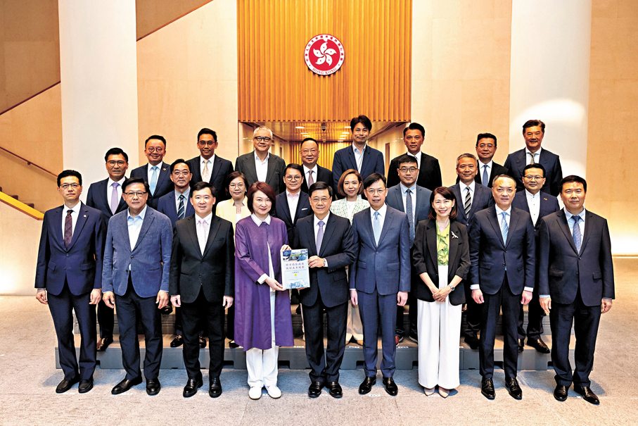 ●圖為今年5月底，立法會主席李慧琼帶領多名議員就五年規劃建議向特首李家超提交專題研究及意見收集報告。 資料圖片