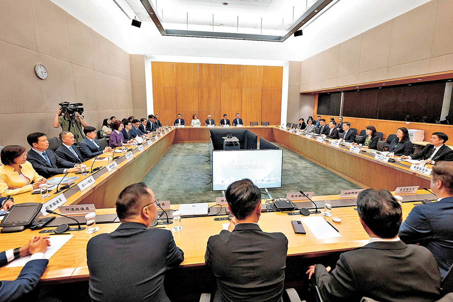 ●圖為立法會議員就香港五年規劃的專題研究及意見收集報告，與行政長官及相關政府官員會面。 資料圖片