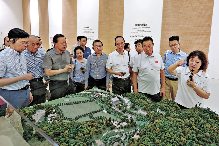 ●代表到訪中國宣紙文化園。 香港文匯報記者黃艾力  攝