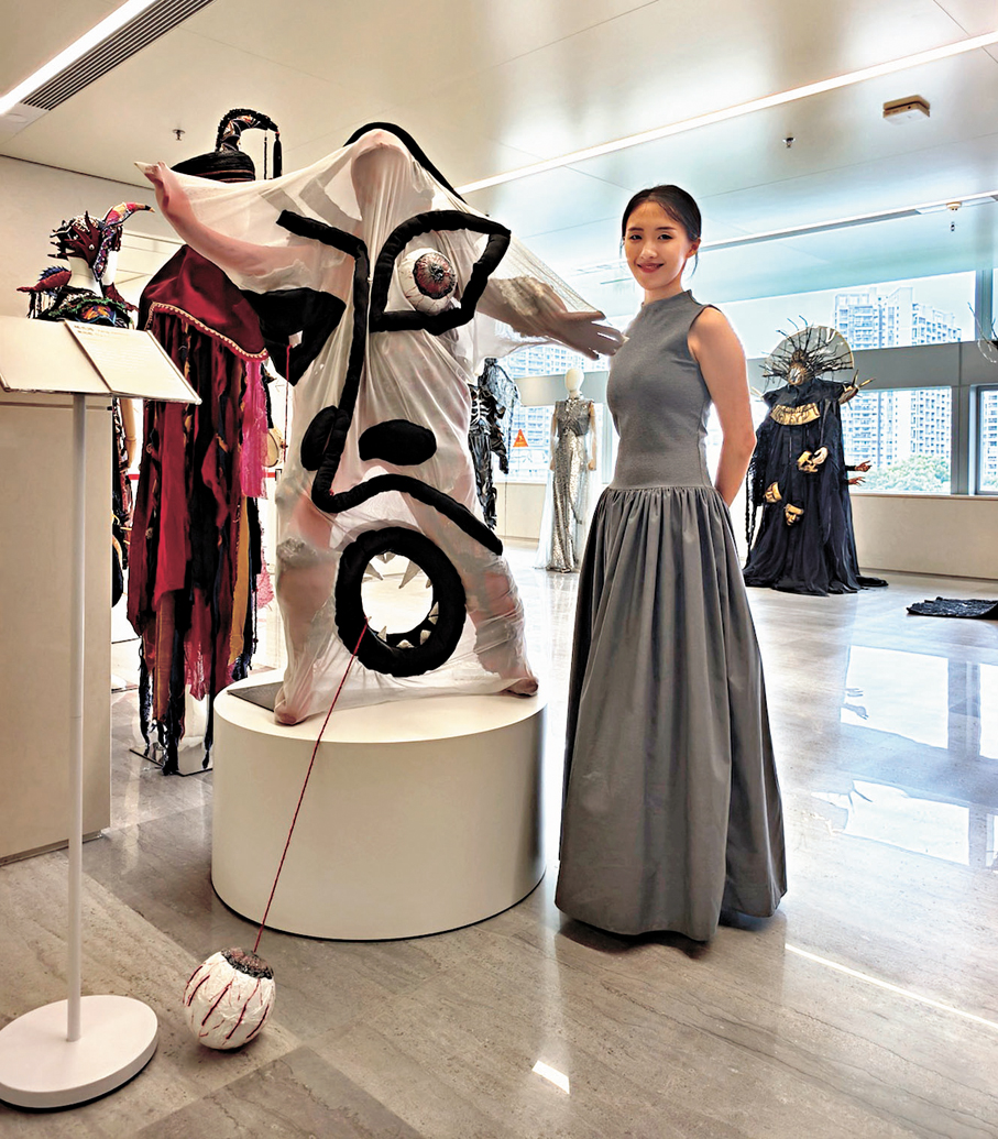●展覽策展人楊傑鴻與其戲服作品《暴風雨》。