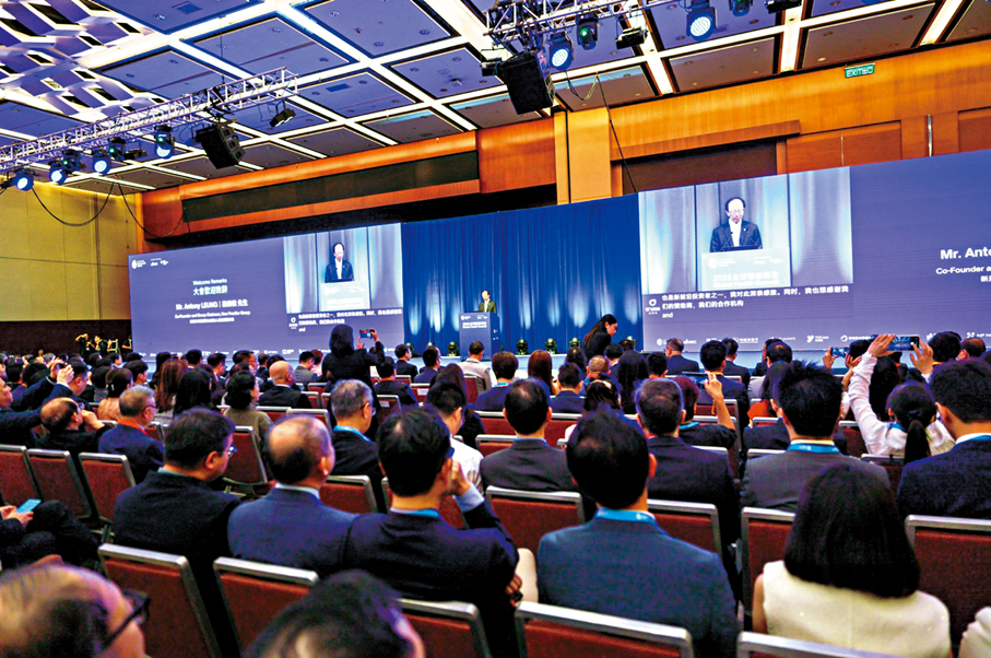 ●2026全球醫療峰會在香港會議展覽中心開幕，匯聚近200位演講嘉賓，超過3,000人參與。