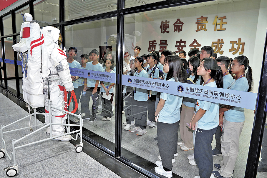 ●在去年，香港的「少年太空人」參觀中國航天員科研訓練中心。 資料圖片