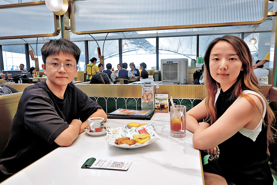 ●Danny（左）和Bella分別以廣東話及普通話從「AI店小二」中點餐。  香港文匯記者北山彥  攝