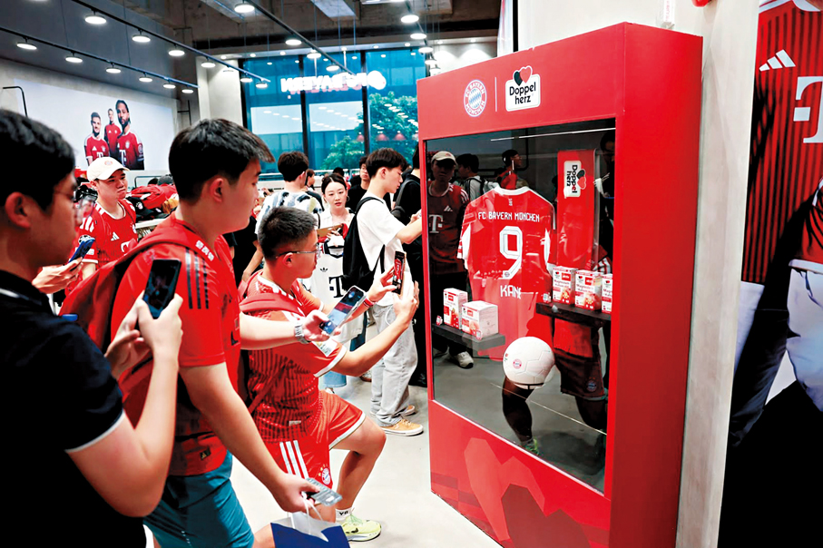 ●拜仁慕尼黑店舖展出哈利卡尼親筆簽名球衣，成為球迷打卡點。   香港文匯報記者郭正謙  攝