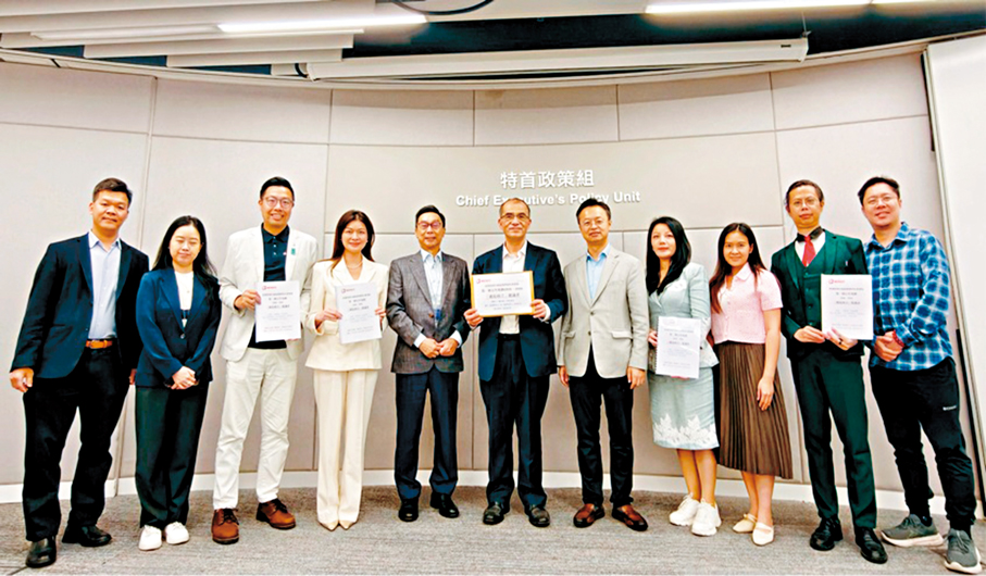 ●「就是敢言」成員昨日向特首政策組遞交五年規劃建議書，並參與會見交流。