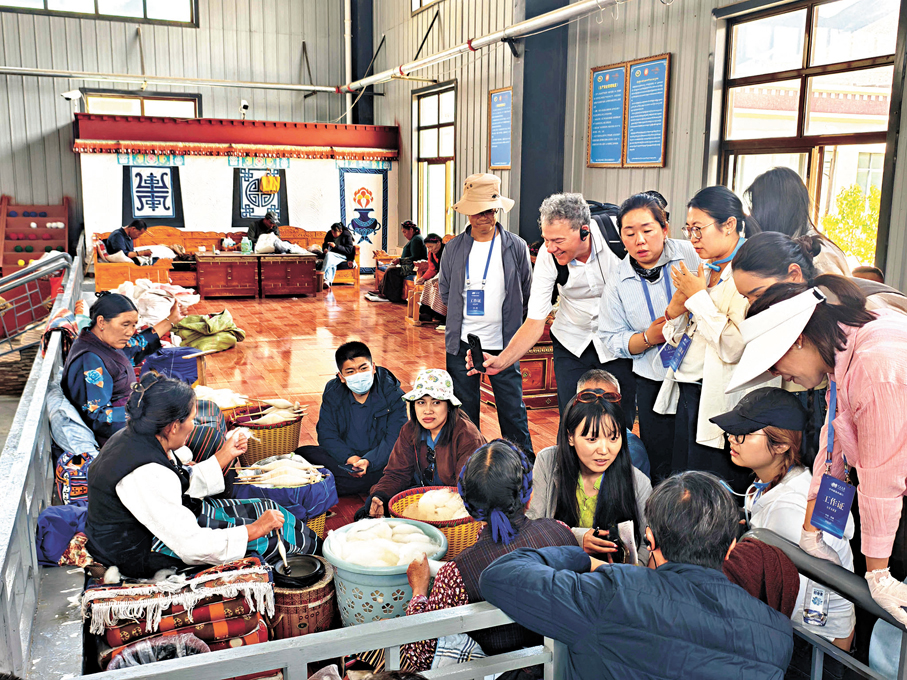 ●西藏千年澤帖爾織藝帶動就業。圖為外媒記者在西藏山南乃東區民族嘩嘰手工編織專業合作社採訪。