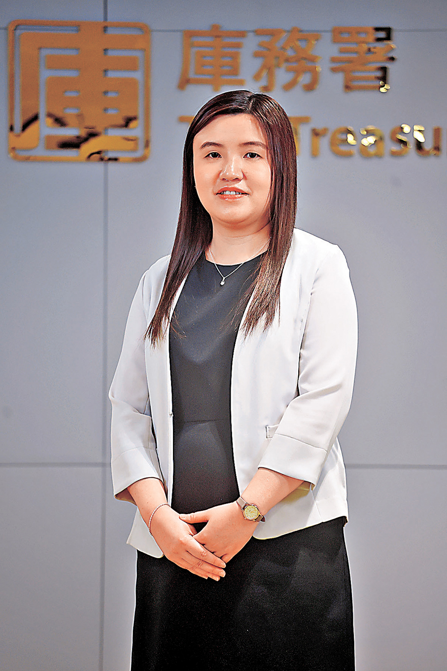 ●韓子麗介紹庫務會計師如何透過專業嚴謹的財務分析，協助各政策局和部門有效運用公帑。 香港文匯報記者郭木又 攝