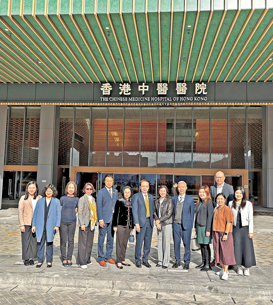 ●韓子麗（前排右三）與中醫醫院發展計劃辦事處的團隊緊密合作，共同推進醫院的財務及收費安排等工作。圖為韓子麗與團隊在醫院首天投入服務時合照。  受訪者供圖
