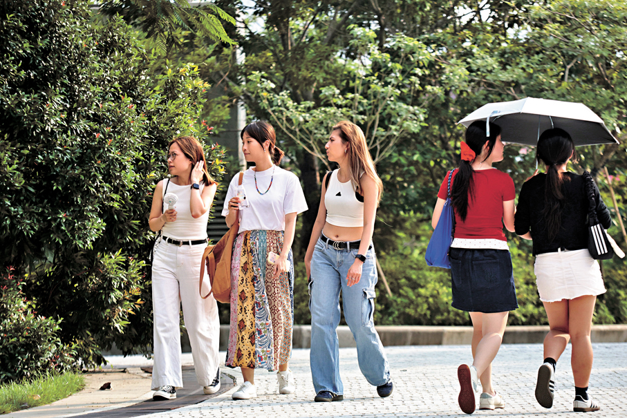 ●市民帶齊避暑法寶出街。 香港文匯報記者北山彥 攝