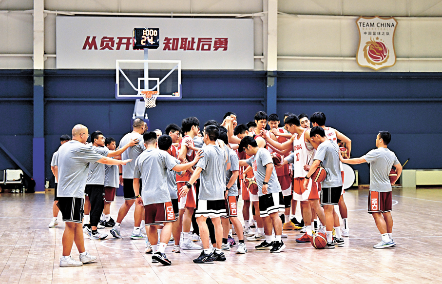 ●中國隊球員在訓練後加油鼓勁。 新華社