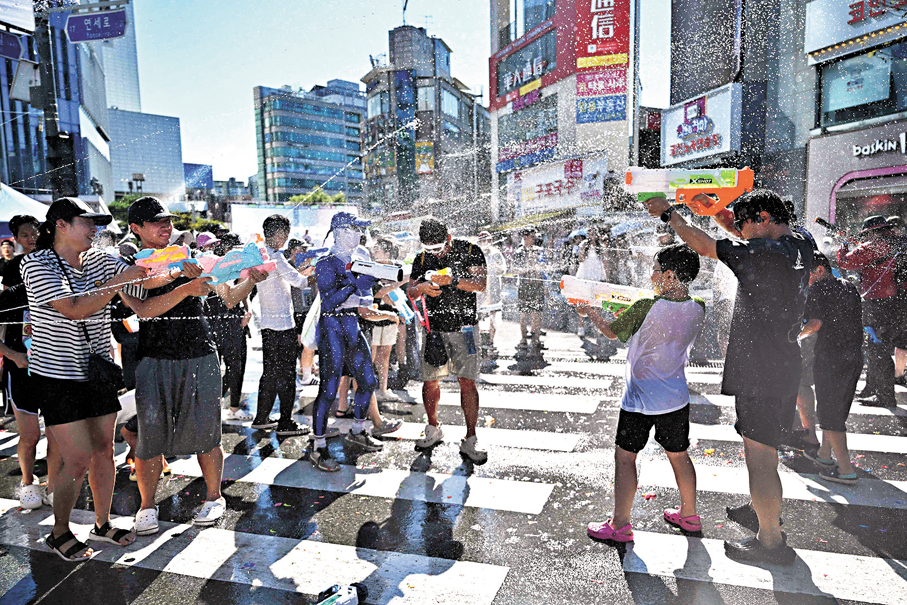 ●韓國首爾民眾進行水戰消暑。 法新社