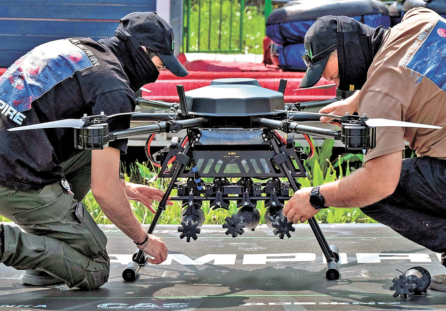 ●烏克蘭使用遠程無人機，襲擊伊朗民用商船「阿納號」。圖為兩名烏軍正在檢查一架重型戰鬥無人機。 資料圖片