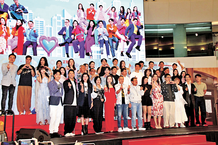 ●《愛·回家之開心速遞》演員前晚到商場與市民舉行結局直播派對。  香港文匯報記者達里 攝