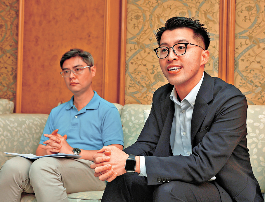 新地執行董事行政助理李世恒（右）及綠色力量環境事務總經理單家驊講述舉辦民間清潔活動的經驗。