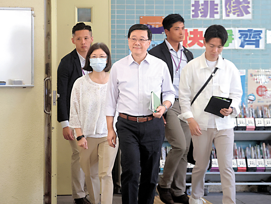 ●李家超昨日率領司局長出席地區諮詢會。 香港文匯報記者郭木又  攝
