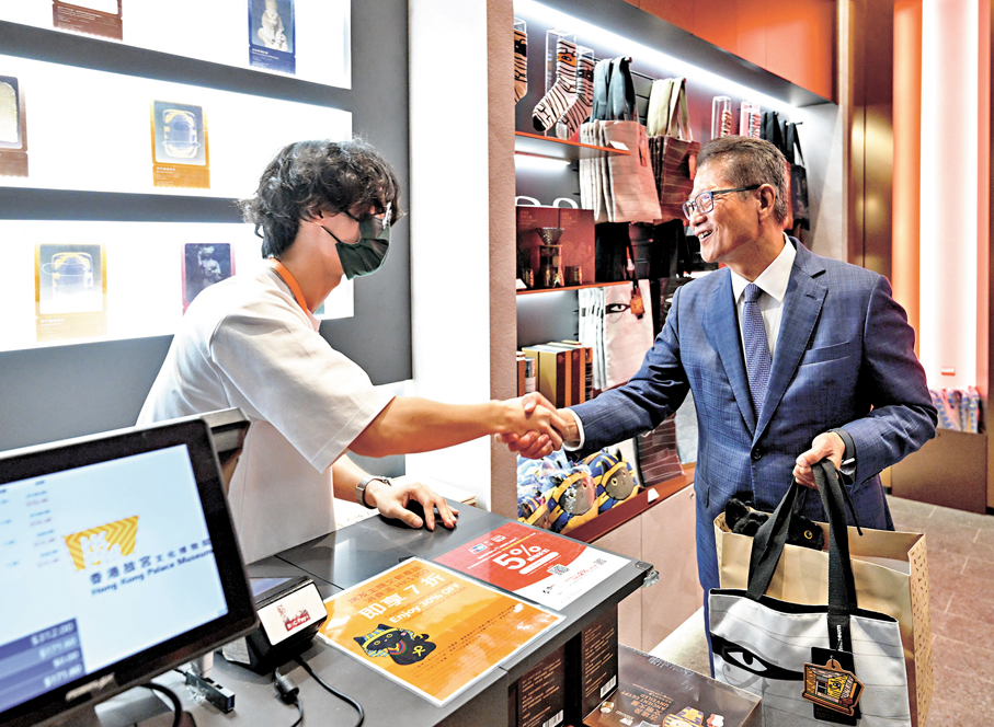 ●陳茂波在香港故宮文化博物館參觀「古埃及文明大展」，並購買相關的文創產品。 陳茂波網誌圖片