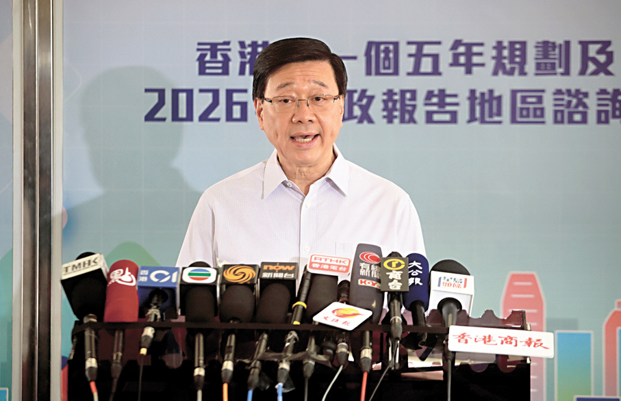 ●有工程師建議政府設「屋宇維修署」，專責監管全港逾萬棟舊樓的維修工程。李家超回應時讚對方的建議很有見地。   香港文匯報記者郭木又 攝
