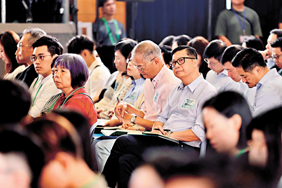 ●多名官員昨日出席地區諮詢會，聽取市民的意見。   鄧炳強Fb圖片