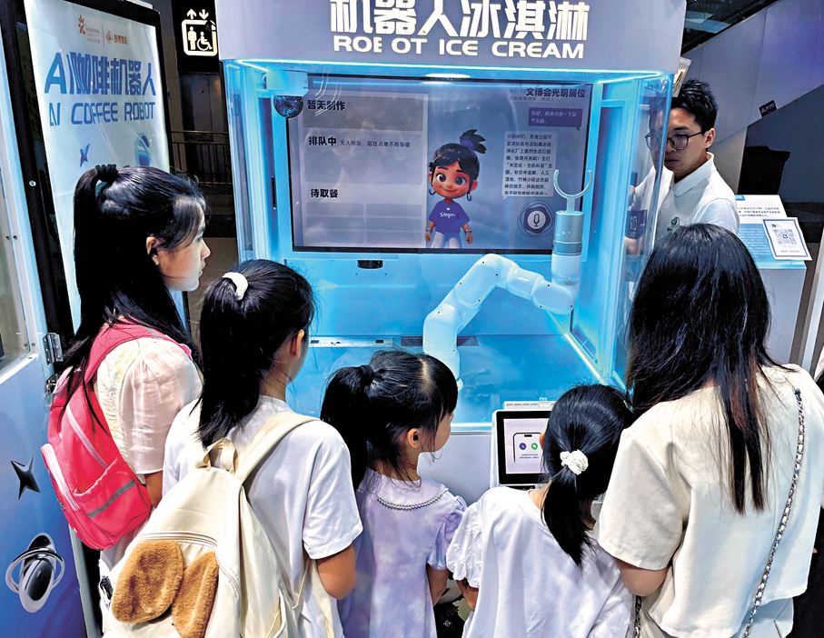 ●2026深圳文博會中，倫雯靖團隊研發的冰淇淋機非常受歡迎。 香港文匯報深圳傳真