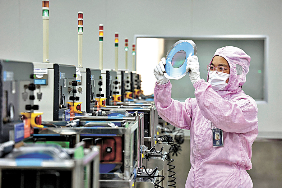 ●中國向全球出口芯片、精密機械、工業機器人等支撐全球製造業的高附加值產品。  資料圖片
