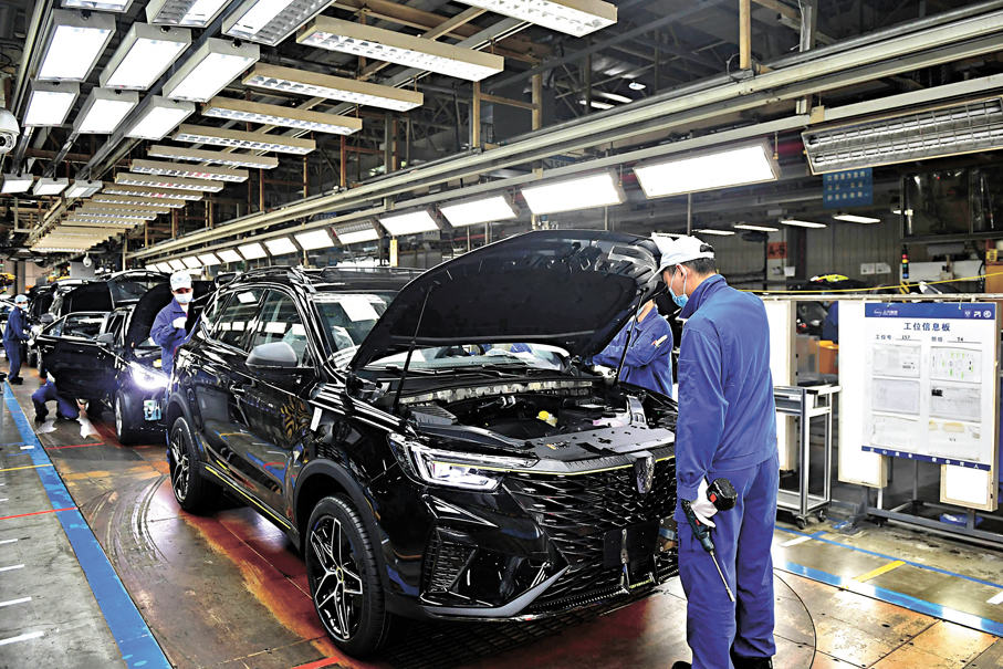 ●上汽集團與通用汽車的合資期限延長至2047年。圖為上汽工廠。 資料圖片