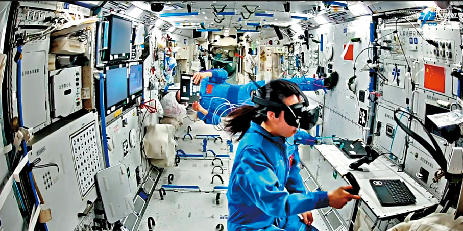 ●黎家盈（右一）戴上VR頭盔，與隊友們一同利用VR設備一體機開展行為學測試。 《天宮TV》視頻截圖