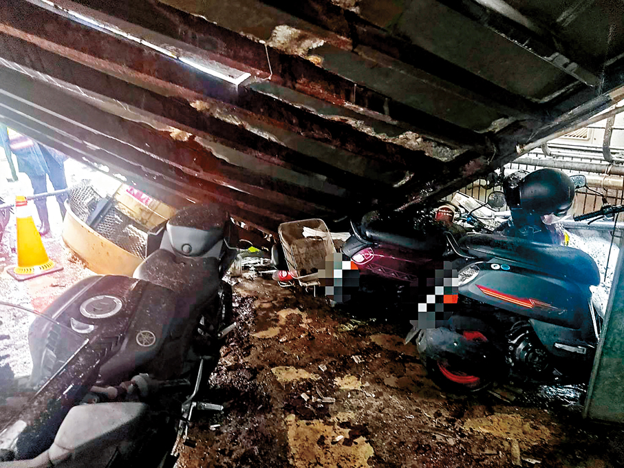 ●新北市蘆洲區長安街驚傳水塔、雨遮掉落，龐大鐵架壓住巷內車輛。 中通社