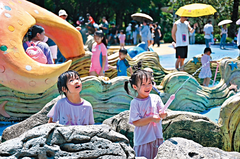 ●廣東省氣象局提示，近期高溫天氣，公眾要注意防暑降溫。圖為9日，小朋友在廣州市兒童公園戲水消暑。 中新社