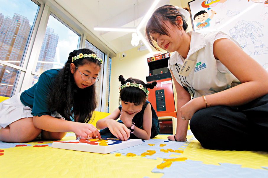 ●小孩在荃灣社區客廳開心玩耍。 香港文匯報記者黃艾力  攝