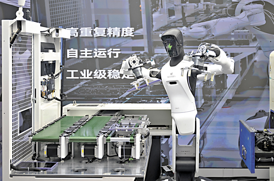 ●8月4日在智元創新（上海）科技股份有限公司展廳拍攝的作業中的機器人。 新華社