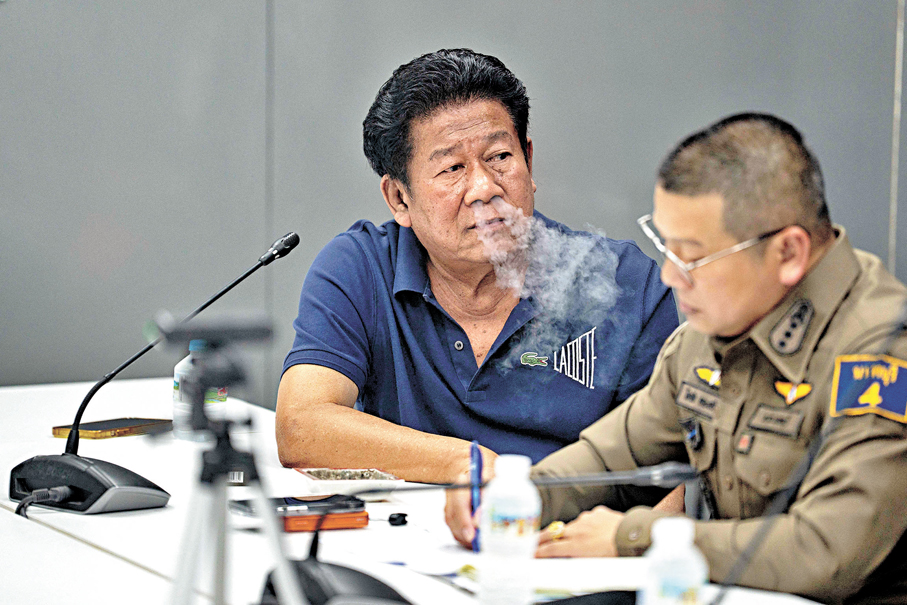 ●查隆（左）被捕後神態自若，還抽起煙來。 法新社