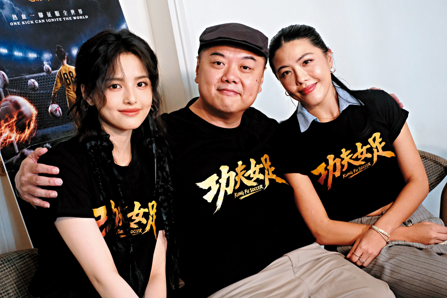 ●林子聰攬着雪野（左）和胡予安（右）合影。 香港文匯報記者涂穴 攝