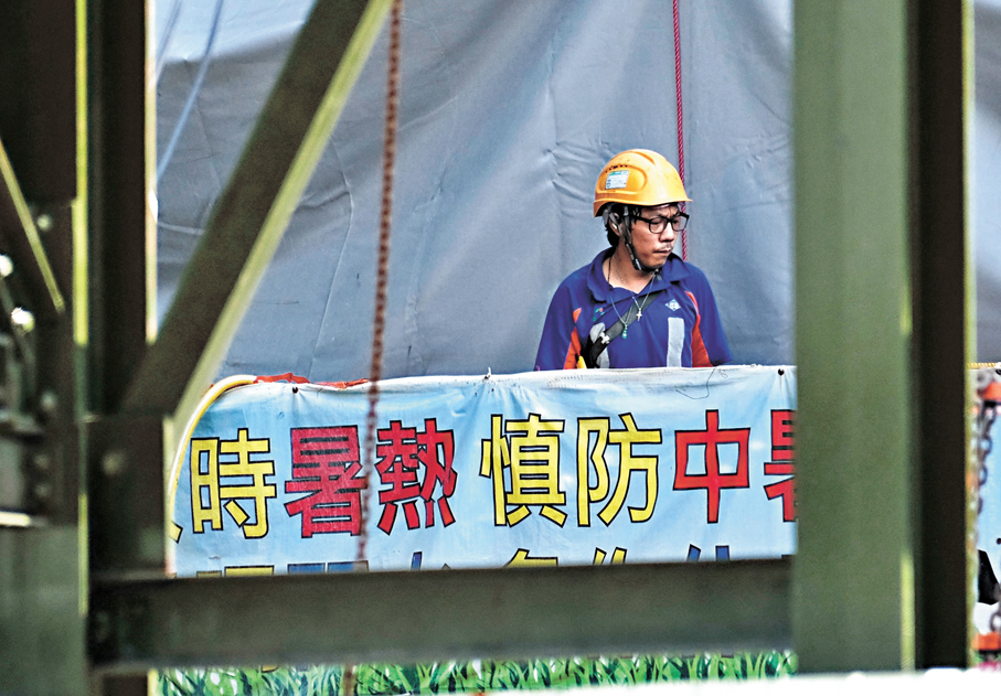 ●勞工處提醒工友們，若有身體不適或工作過程中需解決暑熱問題，要大膽提出。香港文匯報記者涂穴  攝
