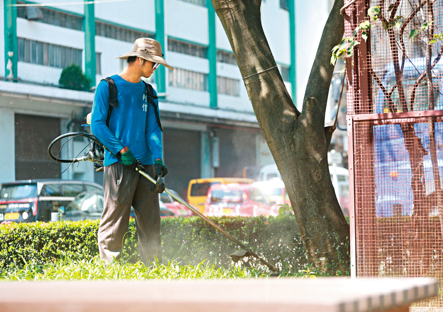 ●有前線工友表示，工友們近日會增加休息時間，多喝水。 香港文匯報記者郭木又  攝