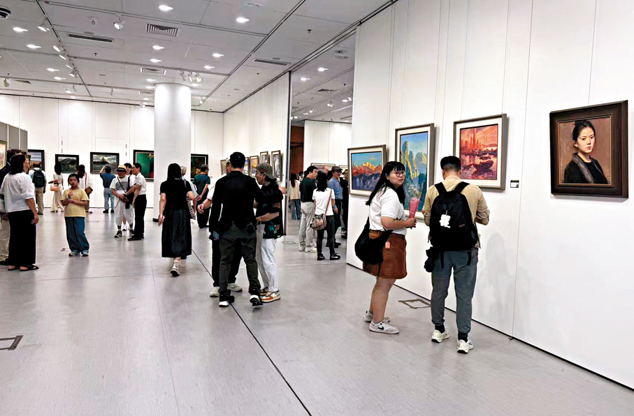 ●「第二屆國際油畫交流大展2026」吸引眾多觀眾入場觀賞。