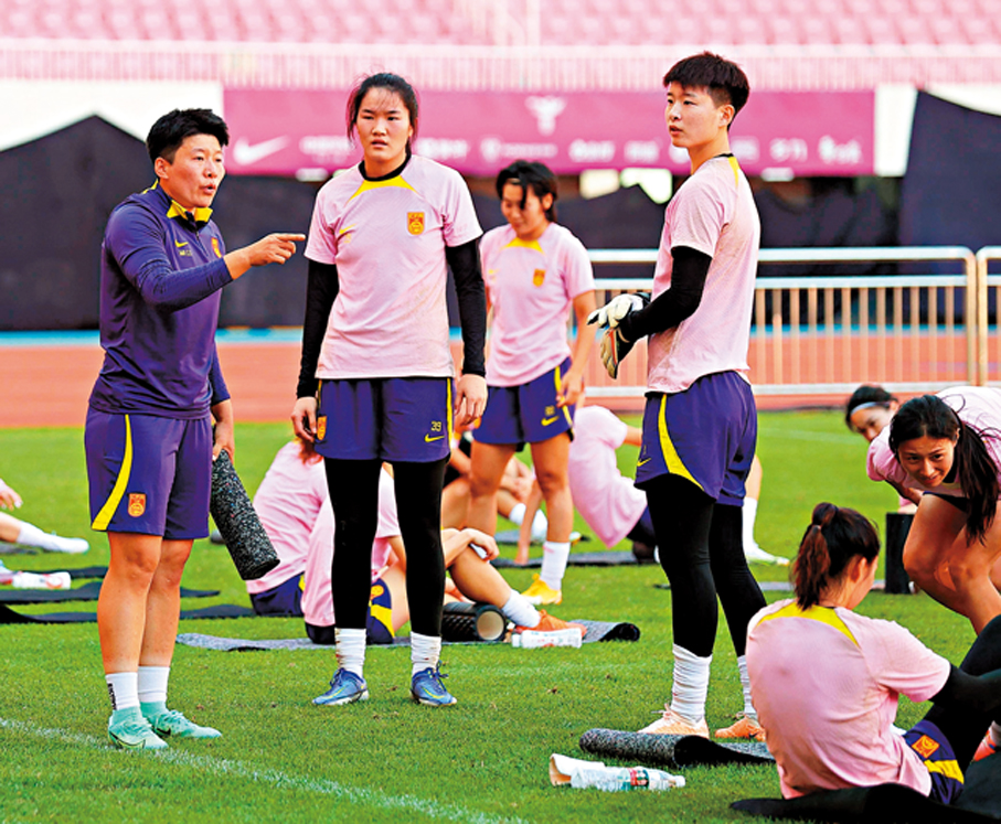 ●馬曉旭（左）擔任中國女足助理教練累積經驗。  資料圖片
