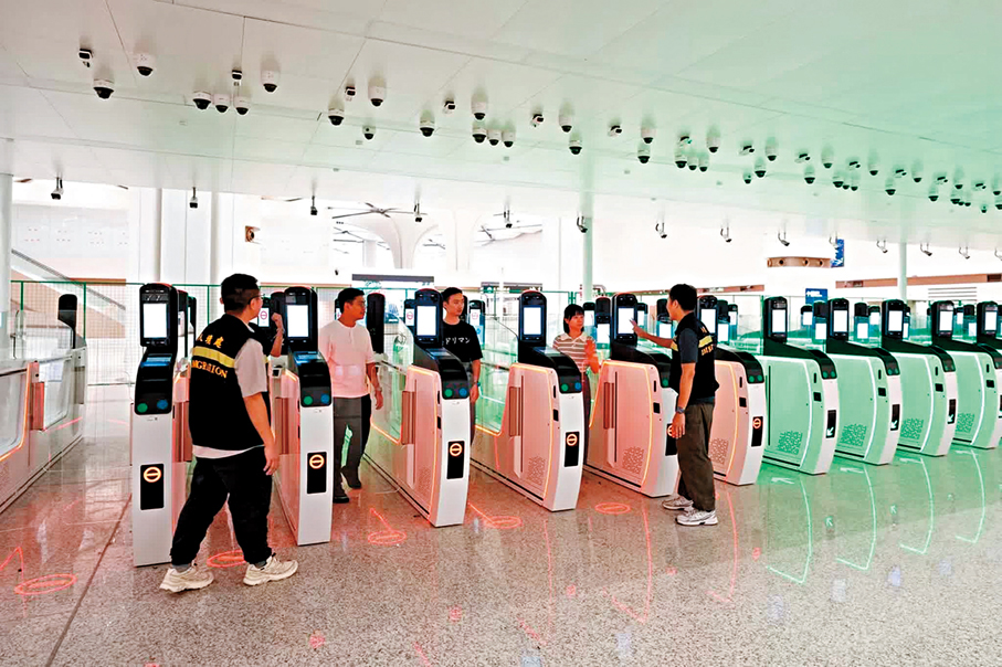 ●入境處人員近日前往新皇崗口岸，在該口岸通關前進行跨部門聯合演練。入境處Ig圖片