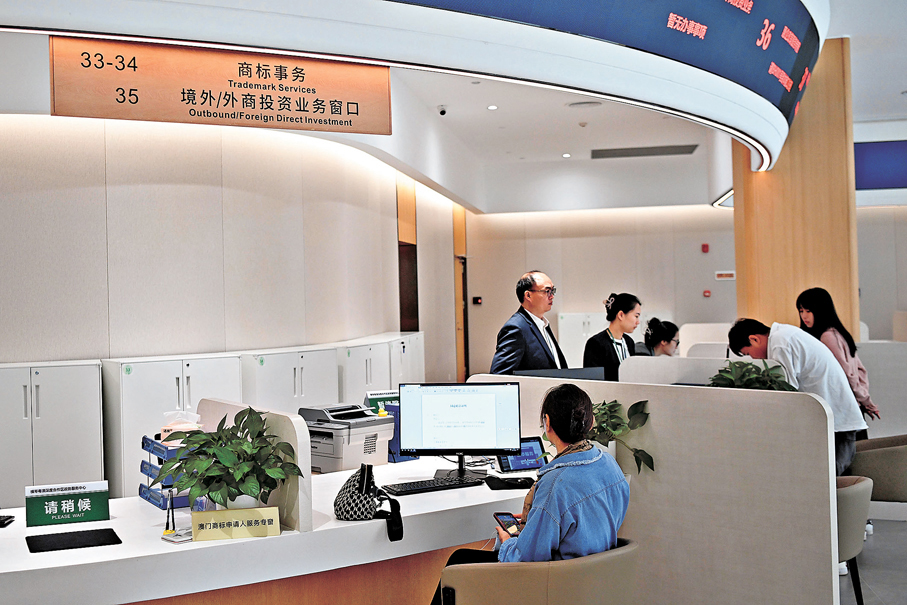 ●廣東方面表示，將支持三地各展所長。圖為橫琴粵澳深度合作區政務服務中心，工作人員在辦理業務。 資料圖片