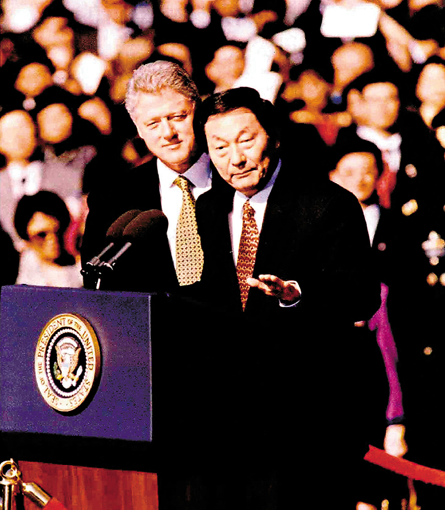 ●1999年4月8日，朱鎔基在美國總統克林頓舉行的歡迎儀式上講話。 資料圖片