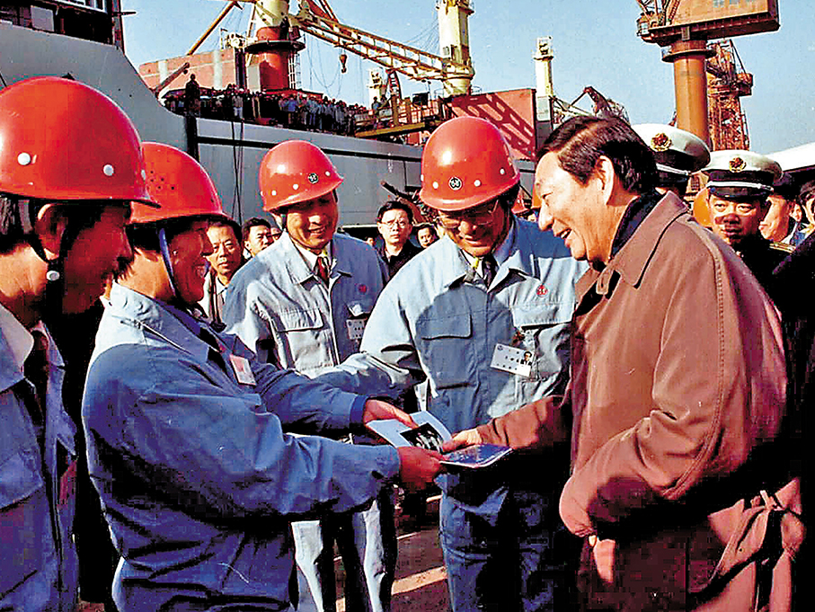 ●1998年11月25日，朱鎔基在大連造船新廠考察國有企業改革情況。 資料圖片