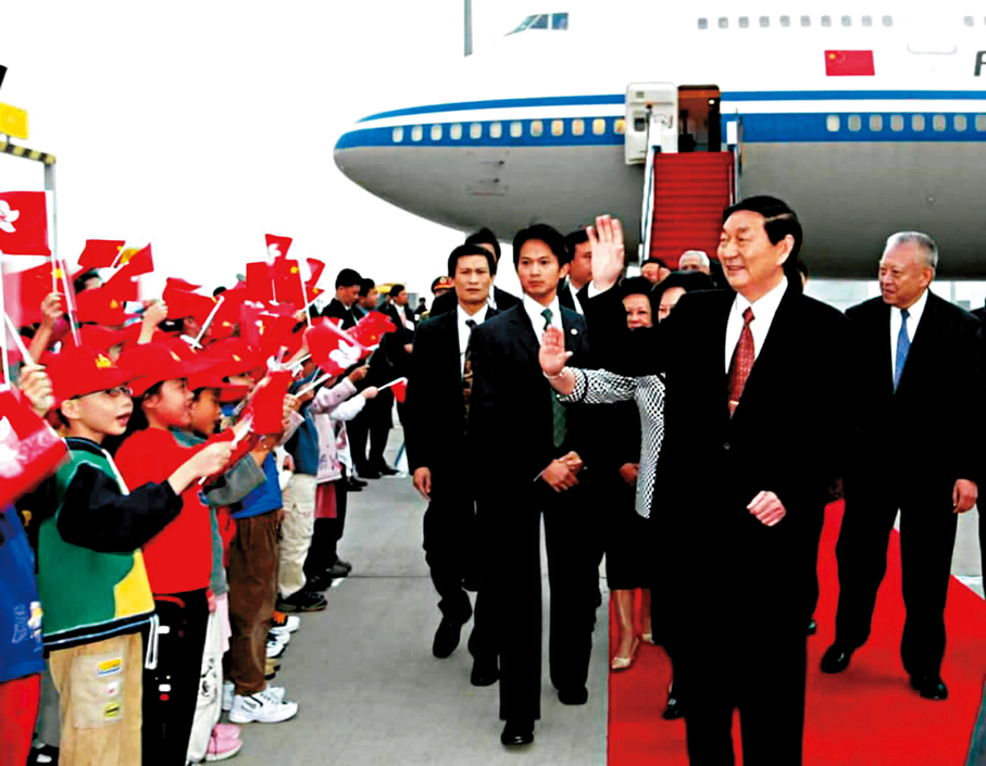 ●2002年11月18日，朱鎔基乘專機抵達香港，準備翌日出席第十六屆世界會計師大會。 資料圖片