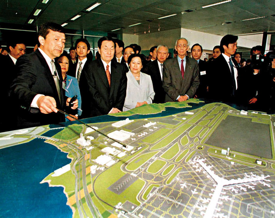 ●2002年11月，朱鎔基及夫人勞安參觀香港國際機場，機管局高層透過模型介紹機場的發展狀況。資料圖片