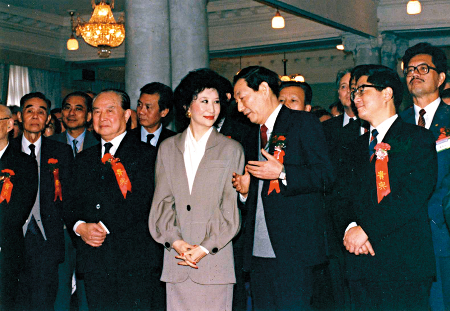 ●1990年12月，朱鎔基（右二）等上海市領導和香港行政局議員、貿發局主席鄧蓮如（中）一起出席上海證交所的開市典禮。 資料圖片