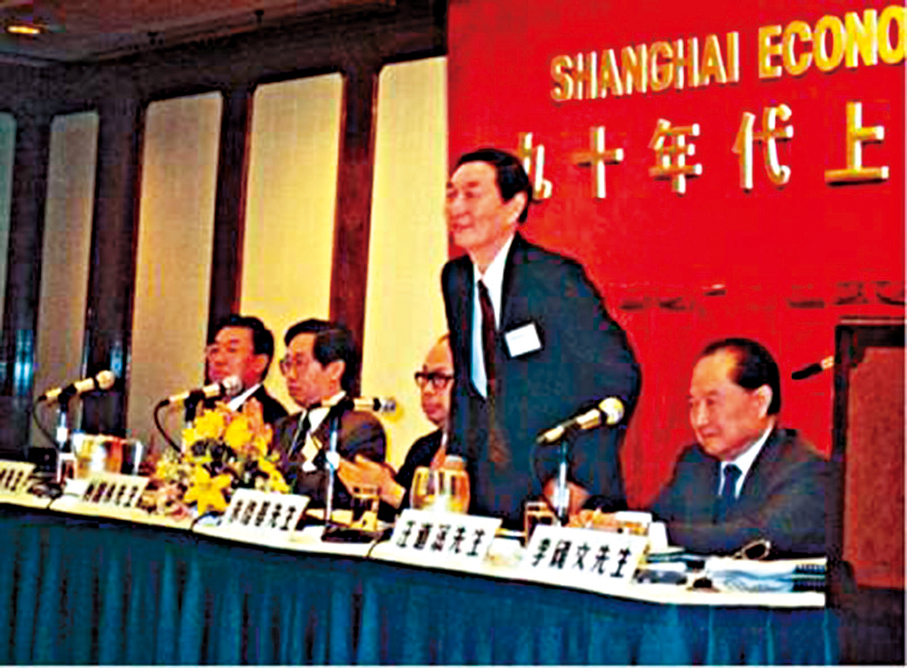 ●1990年6月，朱鎔基在香港舉行的「九十年代上海經濟發展——滬港經濟合作展望研討會」上發表演講。 資料圖片