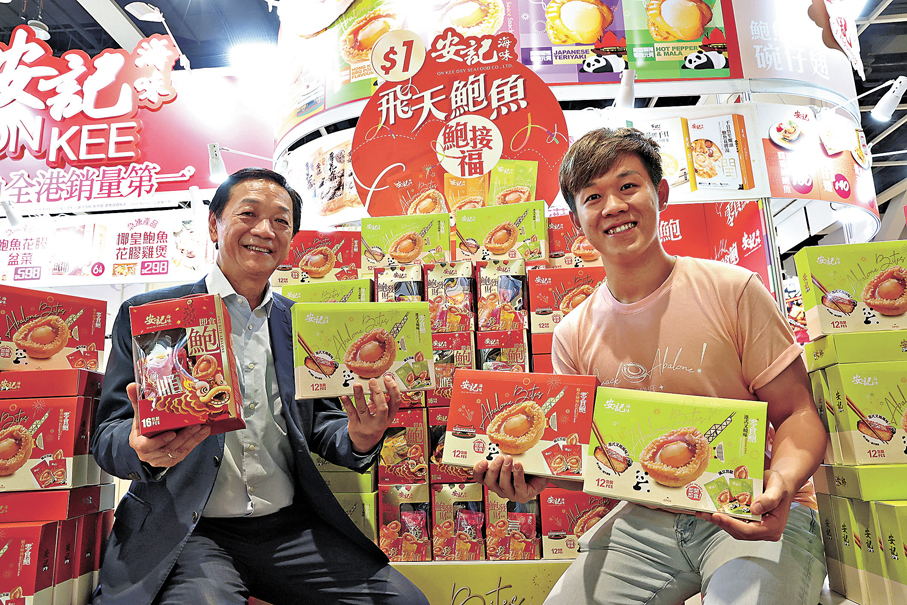 ●安記海味一如往年玩遊戲送名貴獎品。  香港文匯報記者萬霜靈  攝