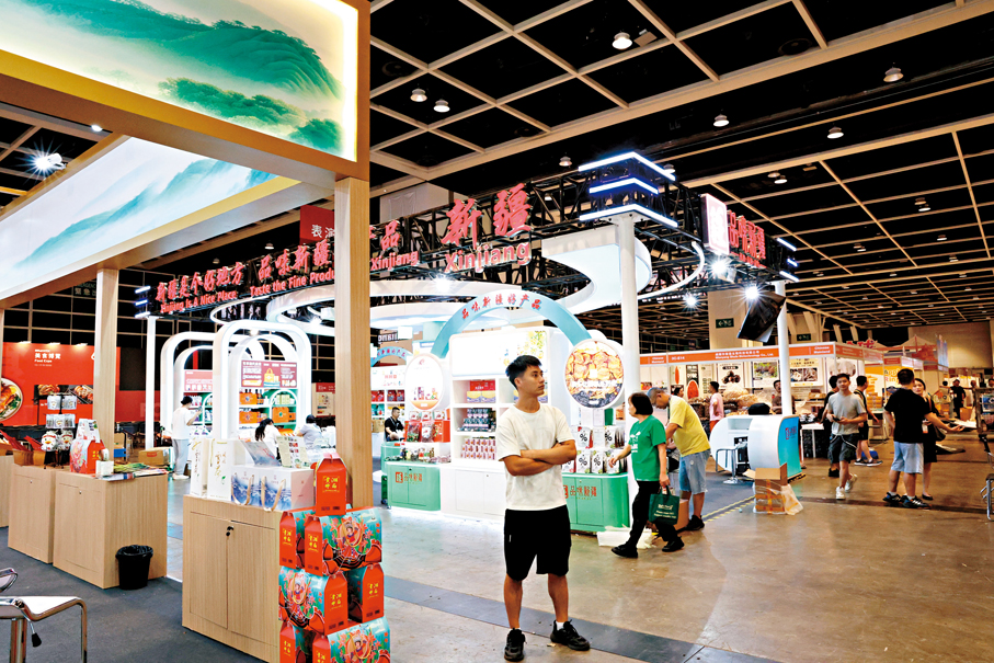 ●內地各省市企業在美食博覽設置展位。  香港文匯報記者萬霜靈  攝