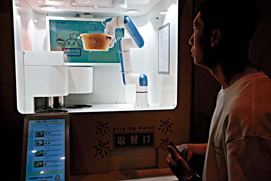 ●「HEYFOOD」智慧餐飲機器人示範。  香港文匯報記者萬霜靈  攝
