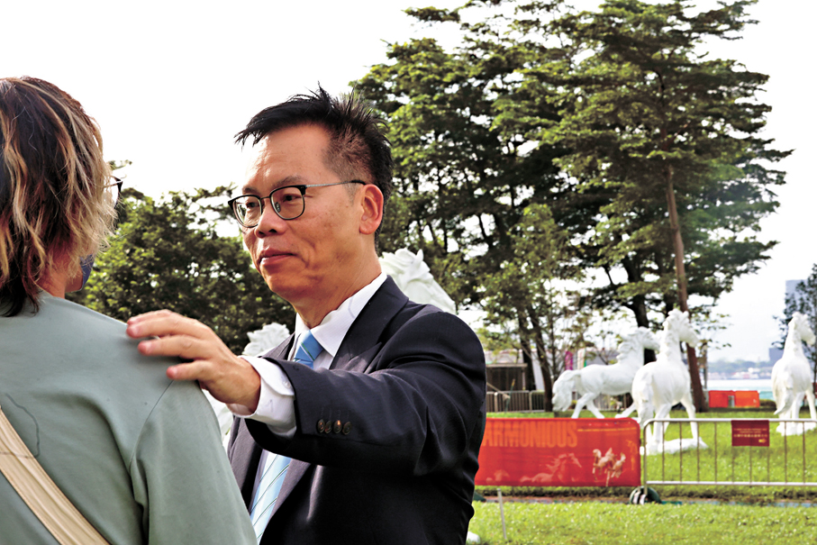 ●Chris（左）和卜國明（右）交流工作經驗。   香港文匯報記者萬霜靈  攝