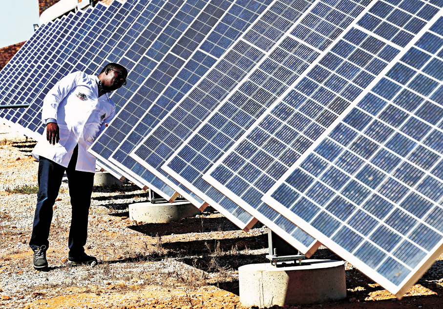 ●太陽能及風能等電力輸出不穩定，導致大規模電解水製氫的效率極低、成本高昂。