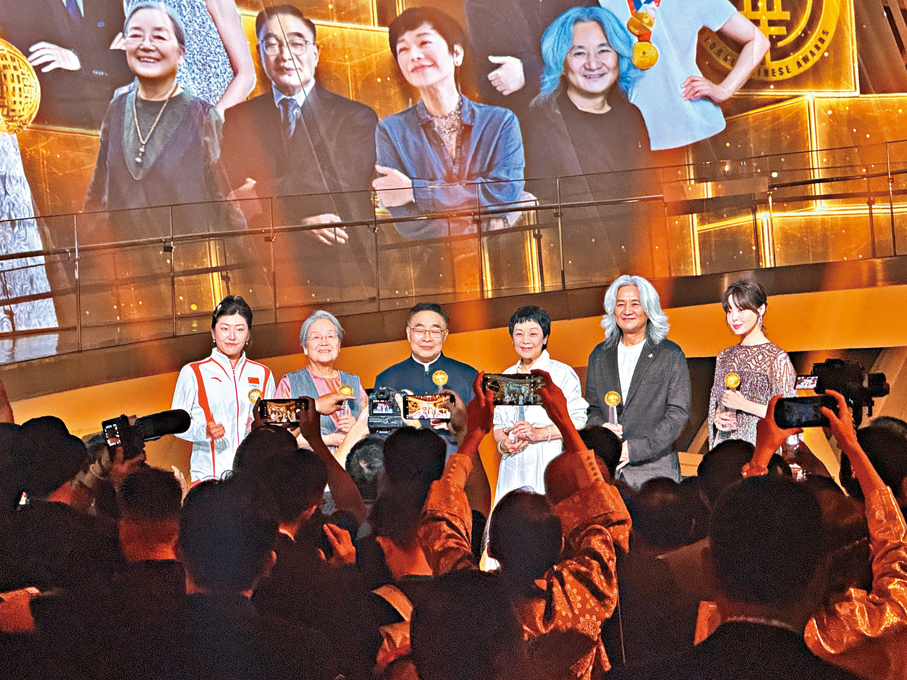 ●「世界因你而美麗——第18屆影響世界華人盛典」12日晚在北京舉行。 香港文匯報記者李暢  攝